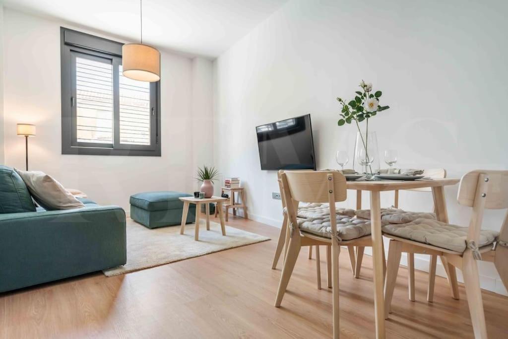 Fresh & Stylish Apartment With Parking By Rems Малага Екстер'єр фото